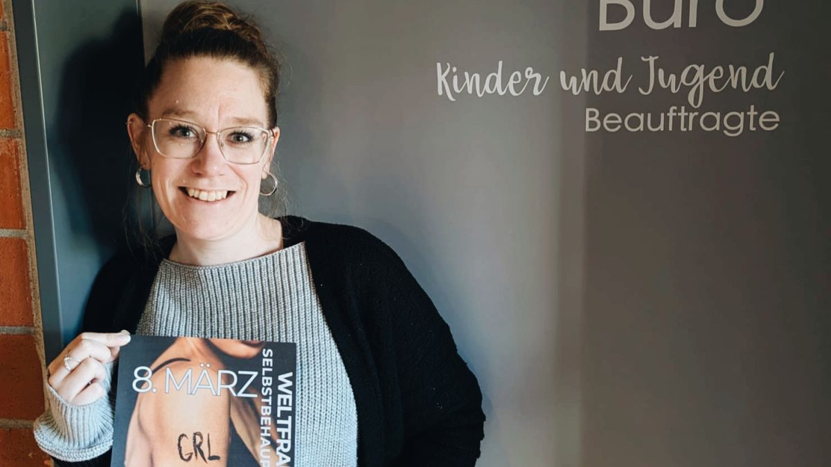 Frau Rentziehausen präsentiert die Aktion zum Weltfrauentag.